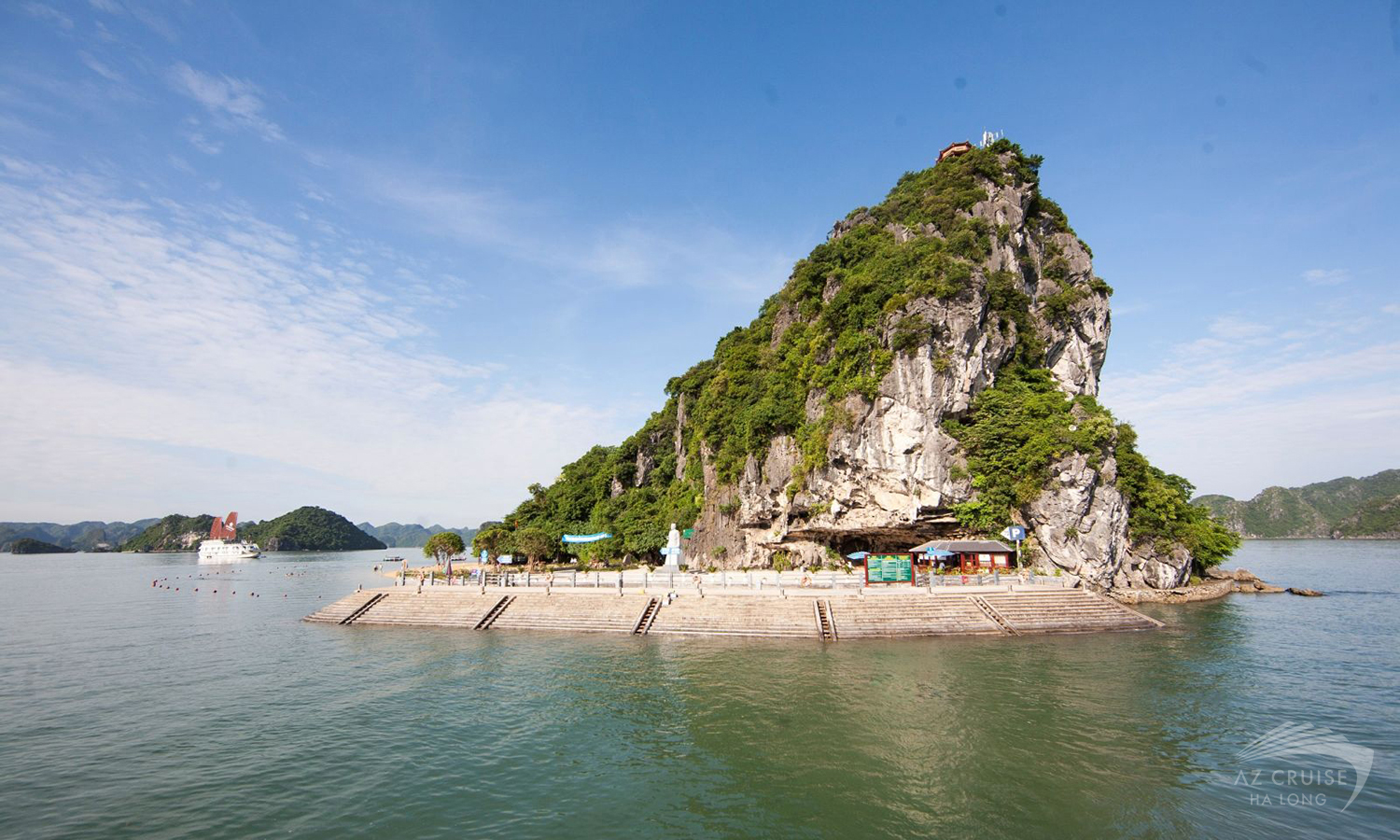 Đảo Titop nằm nổi bật giữa biển