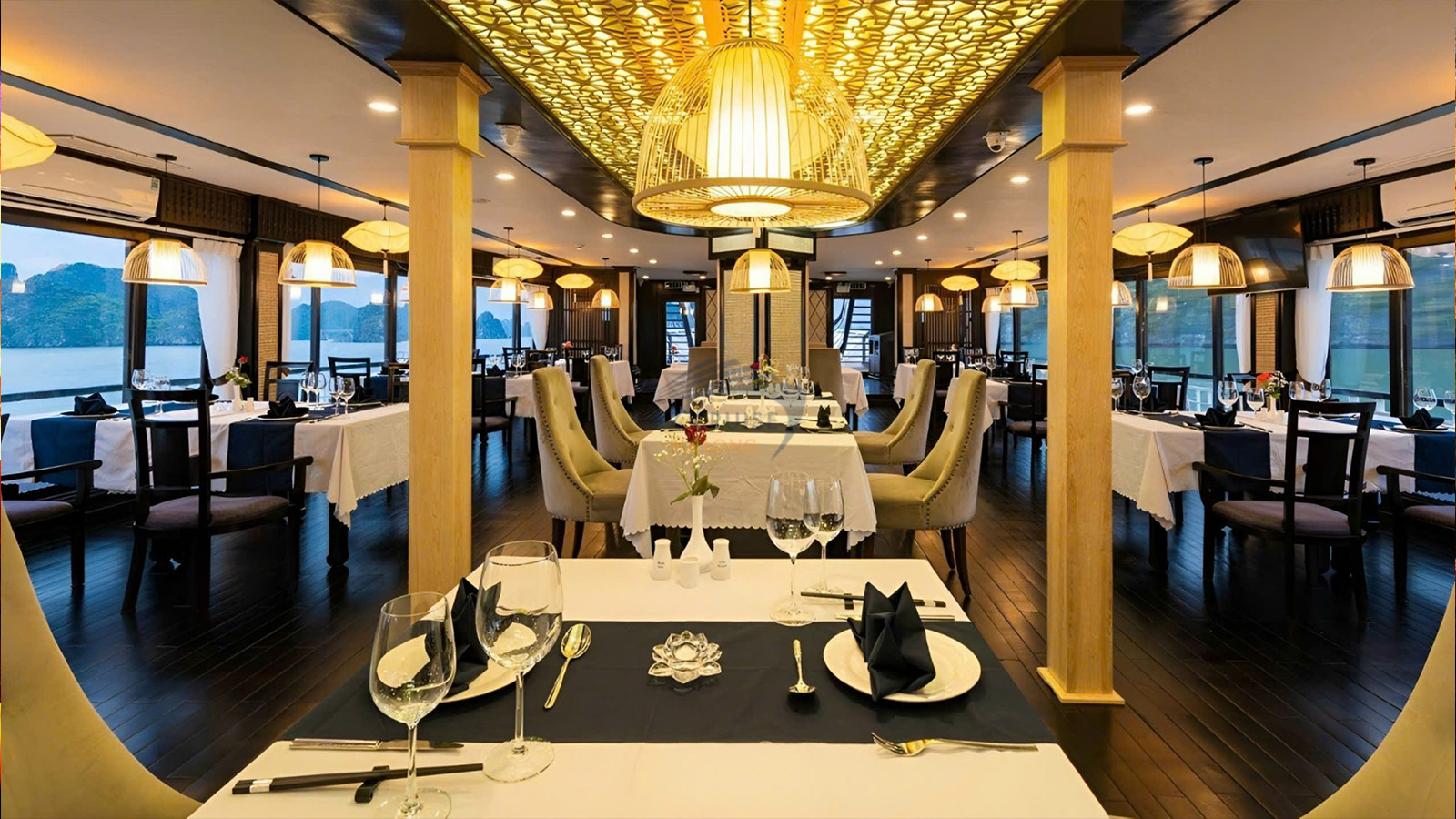 du-thuyen-aqua-elegance-restaurant-2